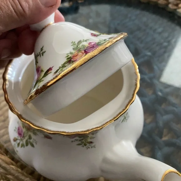 Royal Albert Tea Pot - Picture 6 of 11